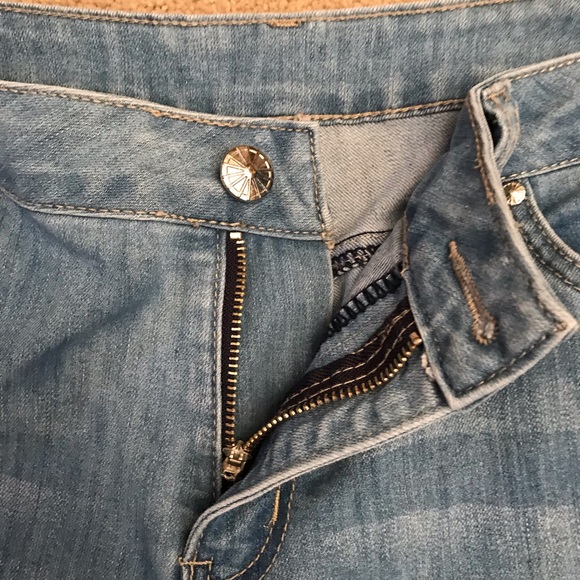 JW Style Denim Blue Jeans Size 12 Capris Distressed Embroidered Touch of Bling - Picture 12 of 14